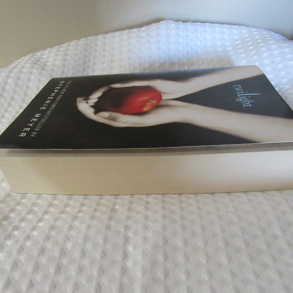 Paperback Book Twilight   The #1 New York Times Best Seller by Stephenie Meyer - Picture 8 of 11